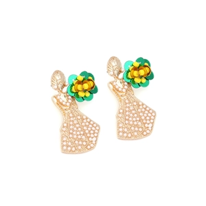 Dettaglio di orecchini pendenti in oro con design ad abito perlato e vivaci decori floreali