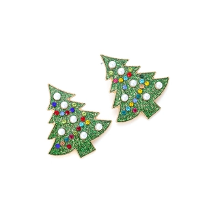 Détails des boucles d'oreilles sapin de Noël avec paillettes vertes et strass colorés