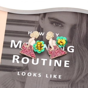 Boucles d'oreilles fille dessin animé avec cristaux roses et détails floraux