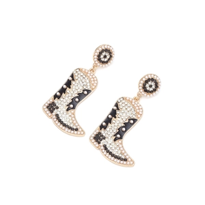 Détail de boucles d'oreilles bottes de cowboy avec perles d'imitation et strass brillants