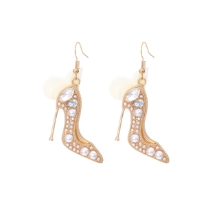Boucles d'oreilles talons hauts dorées avec perles blanches et nœuds en résille