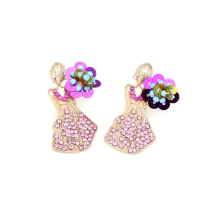 Orecchini creativi a forma di ragazza con strass rosa e paillettes floreali su base oro
