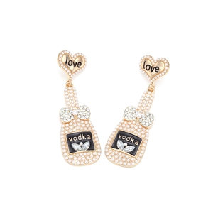 Détail de boucles d'oreilles bouteille de vodka avec perles et nœud en strass doré