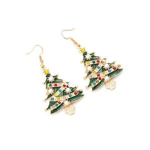 Détail de boucles d'oreilles sapin de Noël avec strass colorés et perles blanches dorées