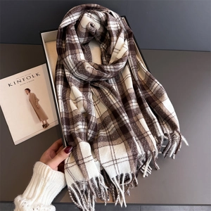 Bufanda clásica de cuadros marrones con borlas para otoño e invierno, presentada con revista