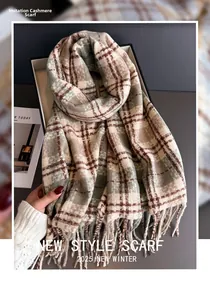 Détail d'une écharpe à carreaux en imitation cachemire avec franges aux tons d'automne