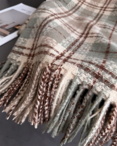 Vue détaillée de l'écharpe à carreaux en imitation cachemire avec franges douces