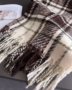 Gros plan sur l'écharpe à carreaux avec franges et texture en fil bouclé doux