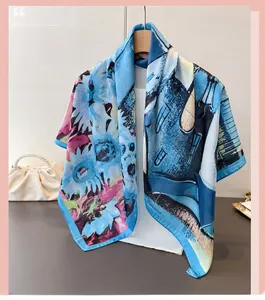 Détail d'un foulard en soie avec imprimé tournesol bleu ciel et bordure bleu foncé chic
