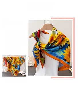 Détail d'un foulard en soie avec imprimé tournesol façon peinture à l'huile sur mannequin