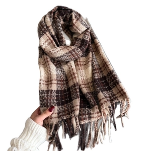 Écharpe à carreaux classique avec pompons dans les tons doux marron et beige