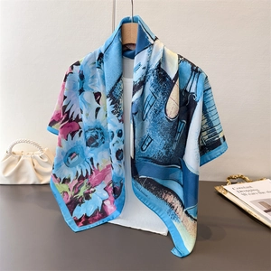 Foulard en soie artistique à imprimé tournesol bleu drapé sur un haut blanc