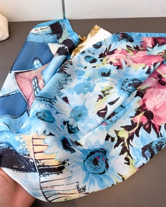 Détail d'un foulard en soie avec imprimé peinture de tournesols et bords roulés fins