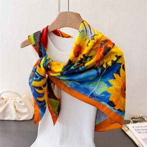 Carré de soie imprimé peinture de tournesols attaché sur un gilet blanc, style élégant