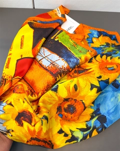 Détail d'un foulard en soie avec imprimé peinture tournesol et texture luxueuse en soie