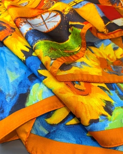 Gros plan d'un foulard en satin aux motifs de tournesols avec des finitions de qualité