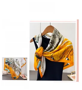 Detail eines Seidenschals mit gelben und grauen abstrakten Drucken für Damen