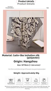 Makroaufnahme des 90cm Seidenschals mit schwarz-weißen Damastmustern und Polka Dots