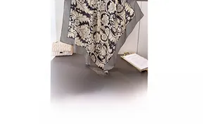 Detail eines Seidenschals mit Barock-Blumenmustern und feiner Blumenbordüre in Beige und Schwarz