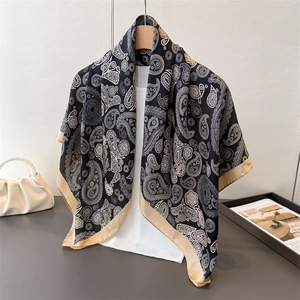Klassisches schwarzes Paisley Satinhalstuch mit goldenem Rand für Damen als Schal