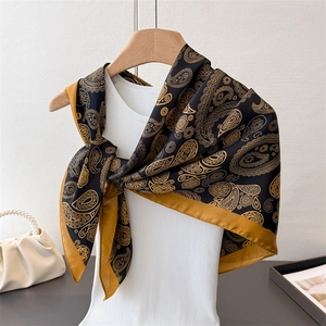 Klassisches Satin-Seidentuch mit Paisley-Muster in Schwarz und Ingwergelb auf Weste