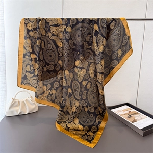 Klassisches Satin-Seidentuch mit Paisley-Muster in Schwarz und Gold am Metallständer