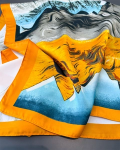 Makroaufnahme der Seidenschal mit abstrakter Landschaft und orangefarbenem Saum