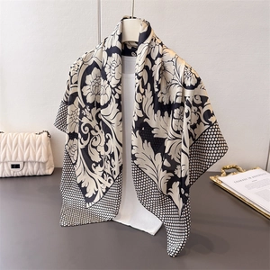 Detailaufnahme von Vintage-Seidenschal mit eleganten schwarz-weißen Blumen- und Punktmustern