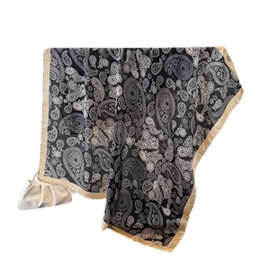 Klassischer Paisley-Satinschal in Schwarz-Weiß mit elegantem Goldrand für Damen