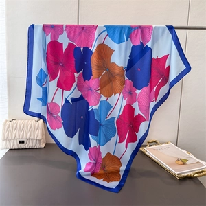 Abstrakte Florale Satin-Seidenschal mit blauem Rand und buntem Ginkgo-Muster für Damen