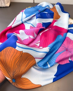 Detailaufnahme des bunten Ginkgo-Blatt-Prints auf Satin-Schal mit blauen und rosa Tönen
