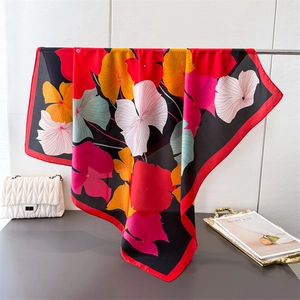 Buntes Seidentuch mit Blumenmuster, rotem Rand und eleganter schwarzer Seidensatin-Basis