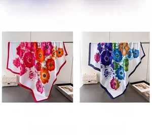 Détails de foulards en satin à motifs floraux éclatants en rouge et bleu élégant