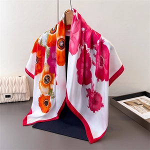 Élégant foulard en satin de soie blanc avec imprimés floraux rouges et violets éclatants