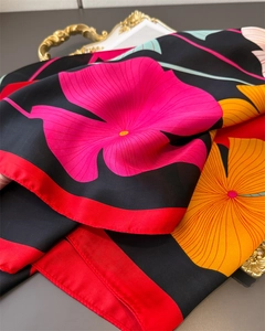 Detailansicht eines Seidenschals mit Ginkgo-Blumenmuster auf einem edlen goldenen Tablett