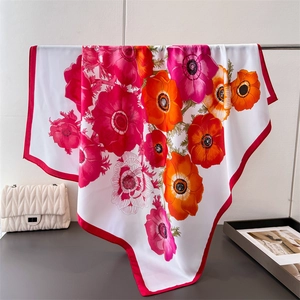 Élégant foulard carré en satin blanc avec imprimé floral orange et rouge vif sur support