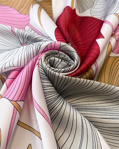 Nahaufnahme des Satin-Seidentuchs mit Ginkgo-Druck und luxuriöser Textur