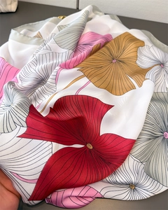 Detail eines Satin-Ginkgo-Schals mit glänzendem Stoff und eleganten Blumenmustern