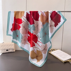 Detail eines bunten Ginkgo-Satin-Seidenschals mit elegantem floralem Printmuster
