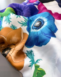 Vue détaillée d'un foulard en satin de soie avec imprimés d'anémones bleues et orange