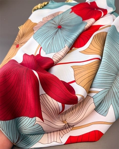 Detailansicht des farbenfrohen Ginkgo-Drucks auf Seidensatinschal mit Blumenmustern