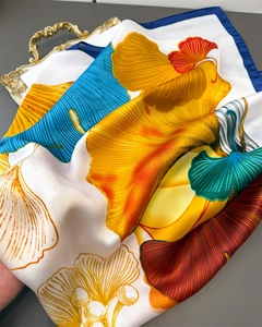 Makroaufnahme von Ginkgoblatt-Druck auf Satinsidenschal mit bunten Mustern und Rollsaum