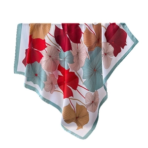 Buntes Ginkgo-Print Satintuch mit eleganten Blumenmustern auf weißem Hintergrund