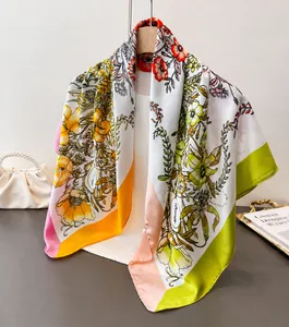 Detail van zijdezachte sjaal met lavendelbloemen en levendige retro botanische prints