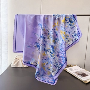 Dames Elegante Satijnen Vierkante Sjaal Met Lavendel Bloemenprint Gladde Textuur Zoals Zijde Sjaal Strand Nekwikkel Voor Decor