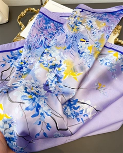Detailopname van de lavendel zijden sjaal met blauwe en gele blauweregen bloemmotieven