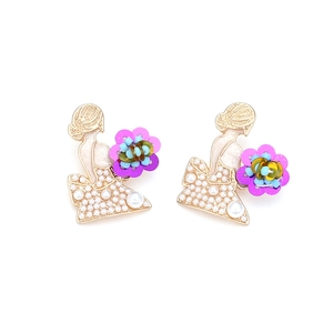 Boucles d'oreilles silhouette fille dorée avec jupe en perles et détails floraux