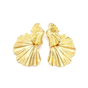 Boucles d'oreilles pendantes ginkgo dorées avec texture métallique martelée pour femme