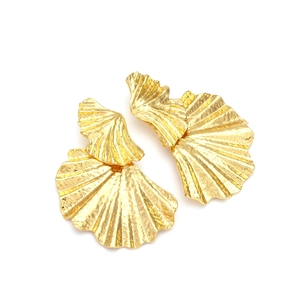 Vue détaillée de boucles d'oreilles feuilles de ginkgo dorées avec texture nervurée