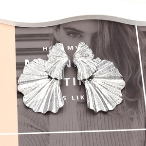Vue détaillée de grandes boucles d'oreilles feuille de ginkgo argentées avec texture martelée
